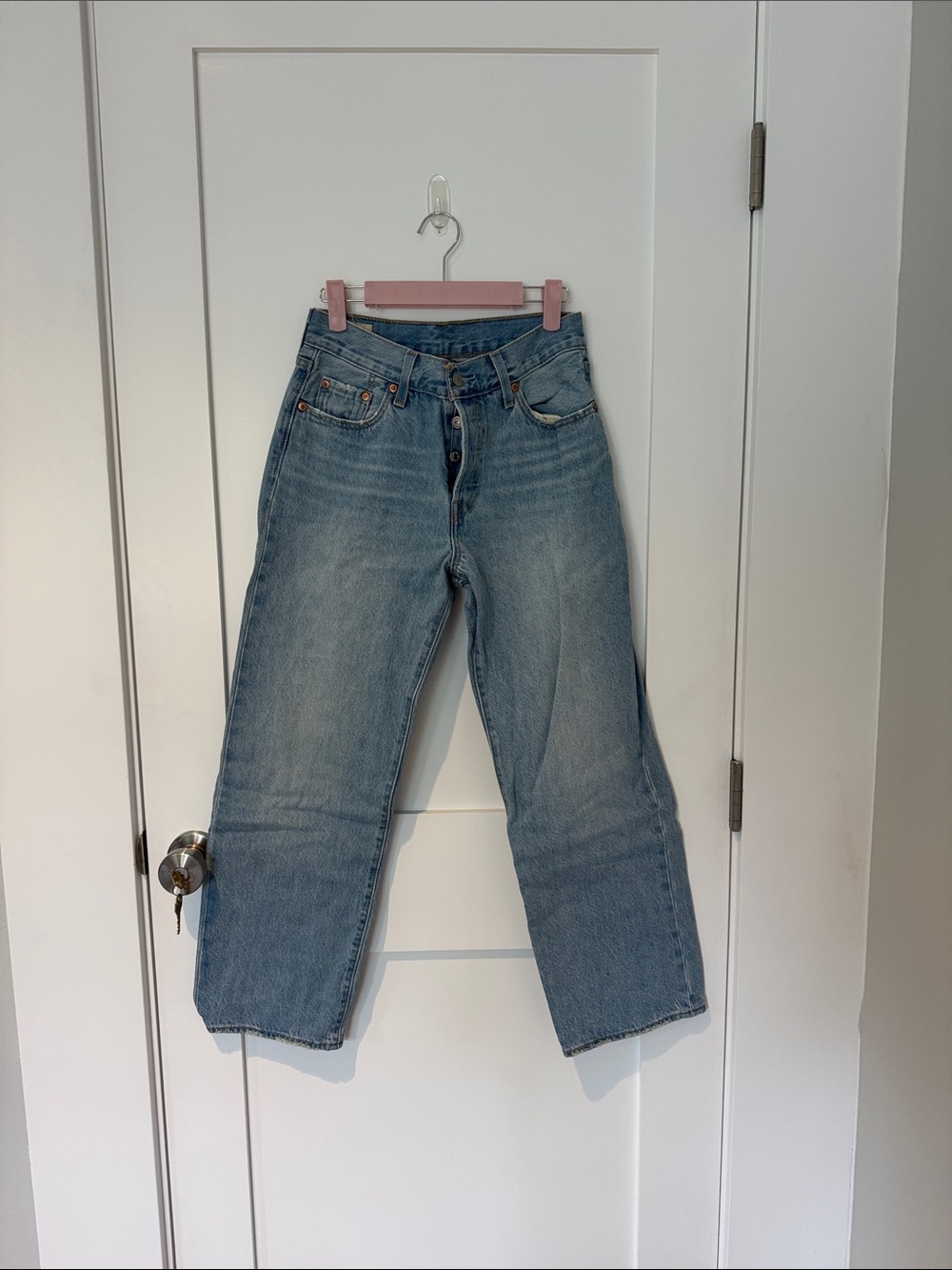 Levi's Straight Leg Jeans in Light Blue Wash 25x27